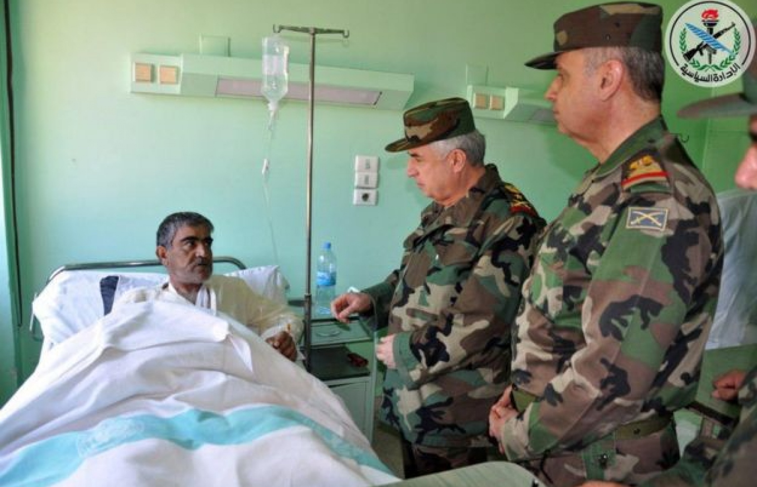 އެމެރިކާ އިން ވައިގެ ހަމަލާތަކުގައި ޒަޚަމްވި ޕައިލެޓެއްގެ ހާލު ބެލުމަށް ސީރިއާ ސިފައިންގެ އިސް ބޭފުޅުން ޒިޔާރަތް ކުރަނީ. --ފޮޓޯ:އީޕީއޭ