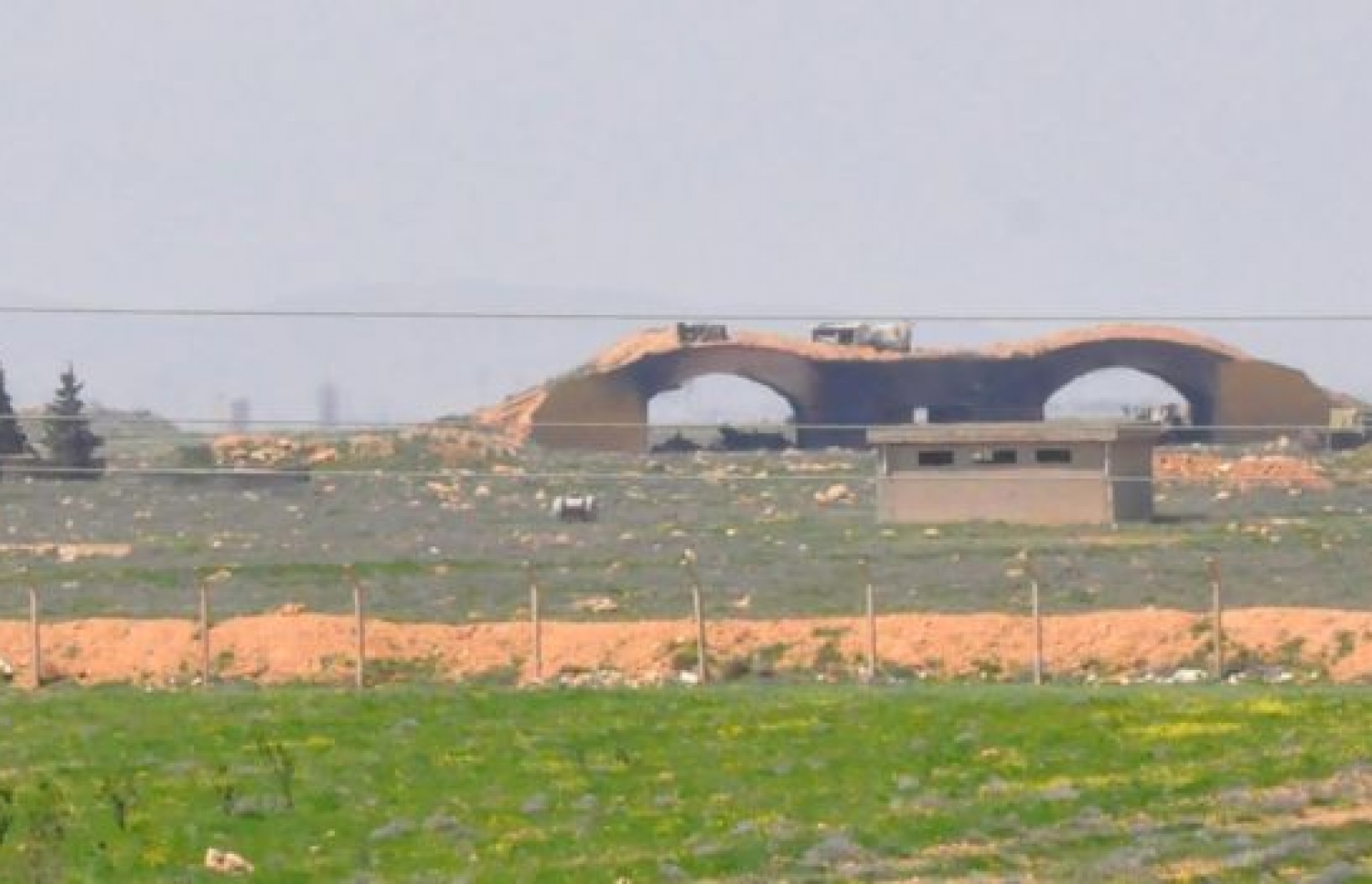 އެމެރިކާ އިން ދިން ވައިގެ ހަމަލާތަކުގައި ސީރިއާގެ ވައިގެ މަރުކަޒަށް ގެއްލުންތައް ލިބިފައި. --ފޮޓޯ:އޭއެފްޕީ