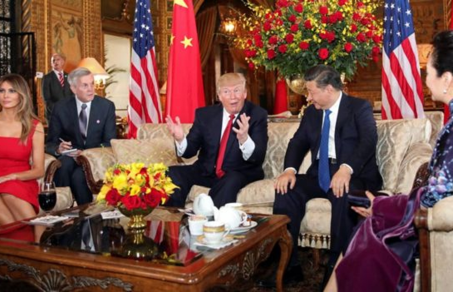 ޗައިނާގެ ރައީސް ޝީ ޖިންޕިންއާ ރައީސް ޑޮނަލްޑް ޓްރަމްޕް ބައްދަލު ކުރައްވަނީ. --ފޮޓޯ:ރޮއިޓާސް