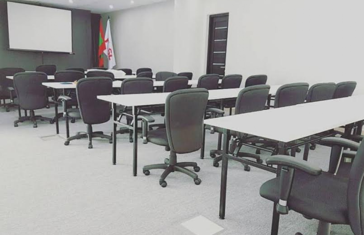 އަލޯރާއިން ވިއްކާ ފަރުނީޗަރުތަކެއް.