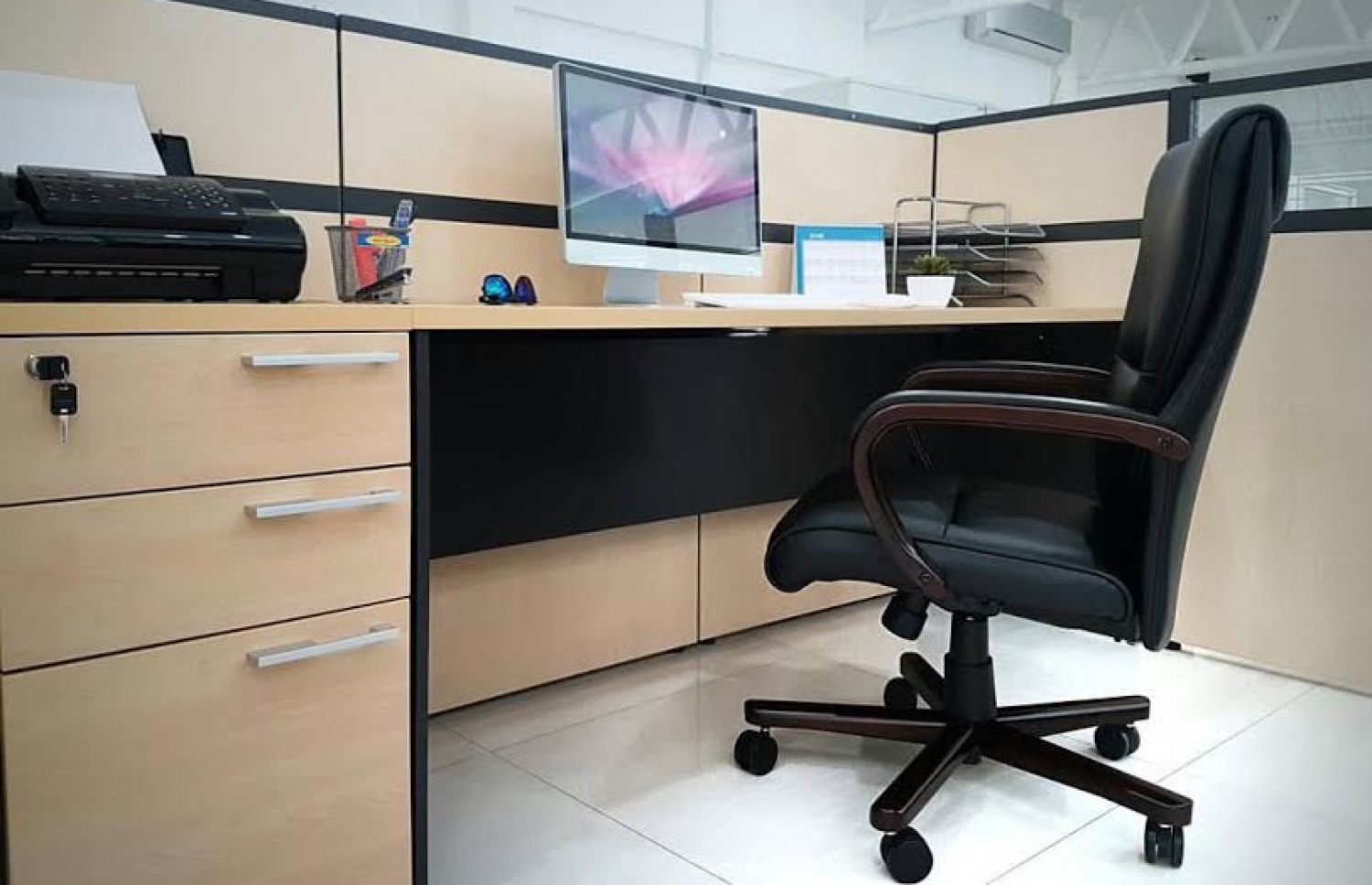 އަލޯރާ އިން ވިއްކާ އޮފީސް ގޮނޑި އާއި މޭޒު: މިތަނުން ވިއްކާ ތަކެއްޗަކީ ވަރަށް މަގުބޫލް އުފެއްދުންތަކެއް.