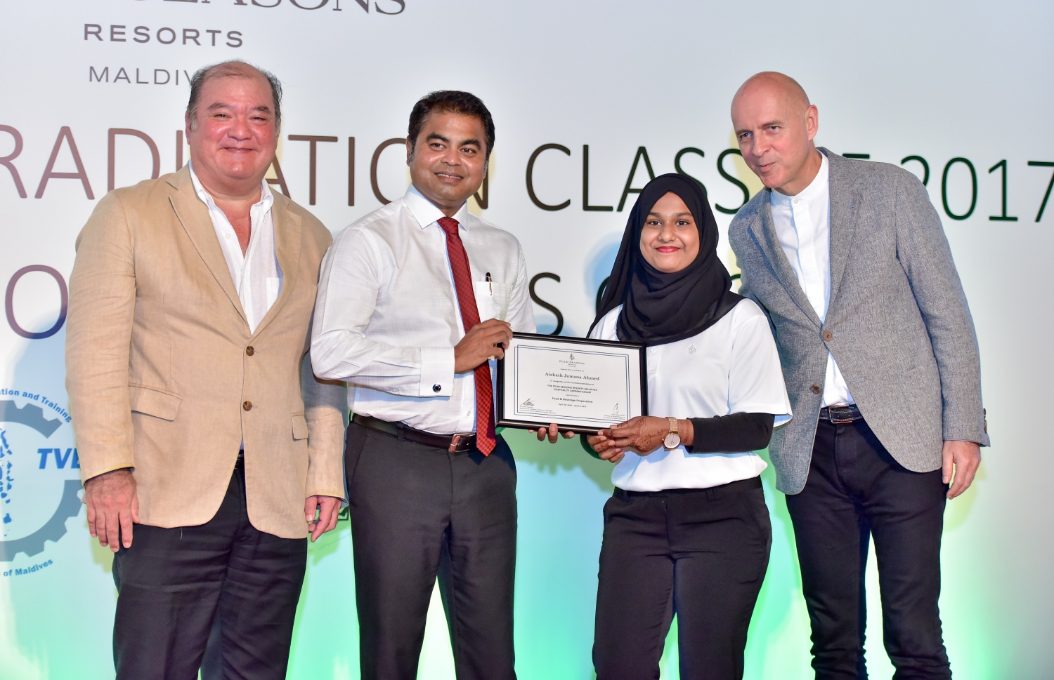 ފޯސީޒަންގެ އެޕްރެންޓިސް ޕްރޮގްރާމްގެ ބައިވެރިންނަށް ހަނދާނީ ލިޔުން ހަވާލު ކުރަނީ. --ފޮޓޯ ނިޝާން އަލީ/މިހާރު