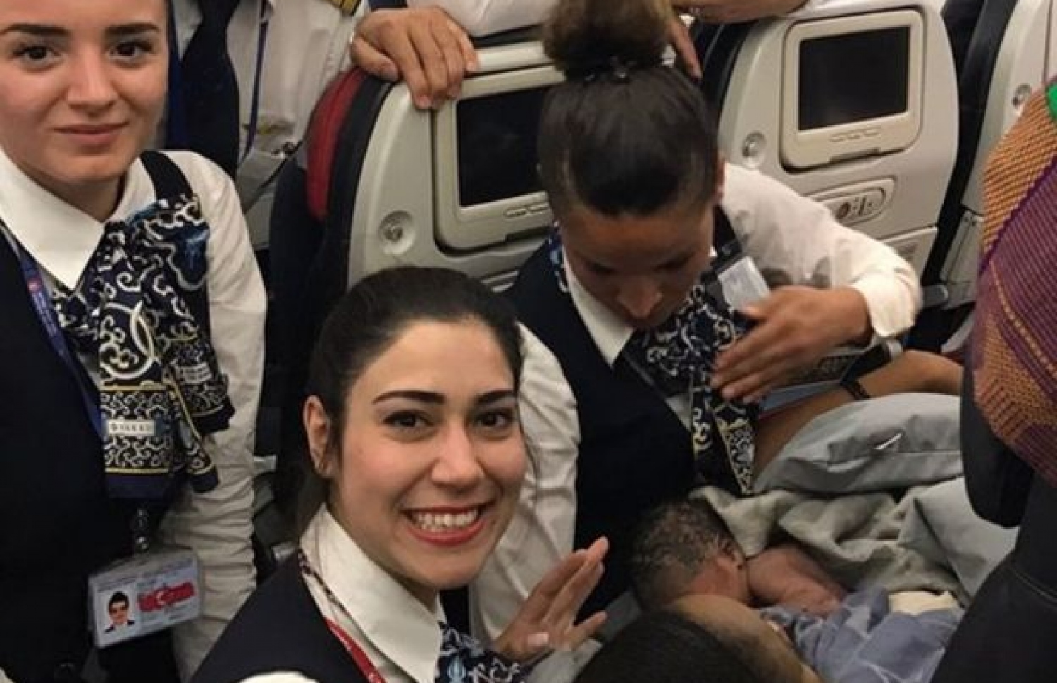 ބޯޓުގައި އަންހެން މީހާ ވިހެއުމަށް ދިން އެހީތެރިކަމަށް ޓާކިޝް އެއާލައިންސްގެ ކްރޫންނަށް ވަނީ ތައުރީފް ލިބިފައި. --ފޮޓޯ:ޓާކިޝް އެއާލައިންސް