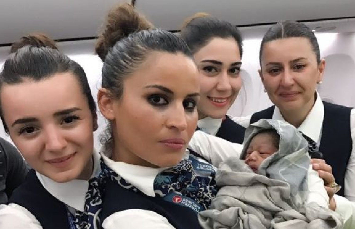 ބޯޓަށް އުފަންވި ކުއްޖާ ގޮވައިގެން ޓާކިޝް އެއާލައިންސްގެ ކްރޫން އުފާފާޅު ކުރަނީ. --ފޮޓޯ:ޓާކިޝް އެއާލައިންސް