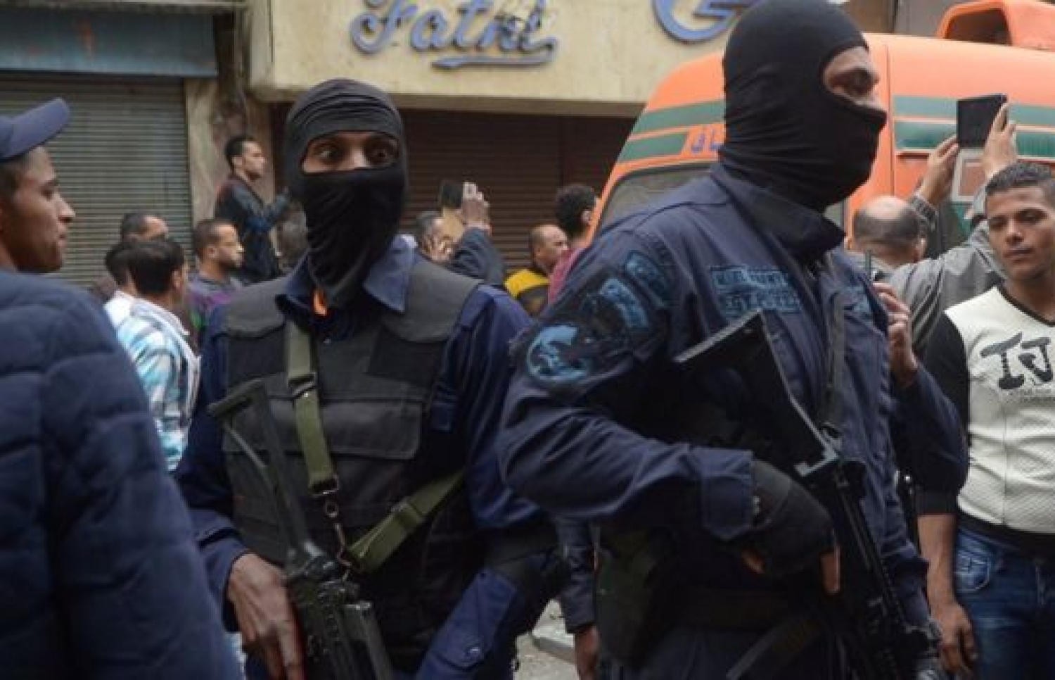 ފައްޅި އަށް ދިން ހަމަލާ އަށް ފަހު ސިފައިން ވަނީ ނެރެފައި. --ފޮޓޯ:ރޮއިޓާސް