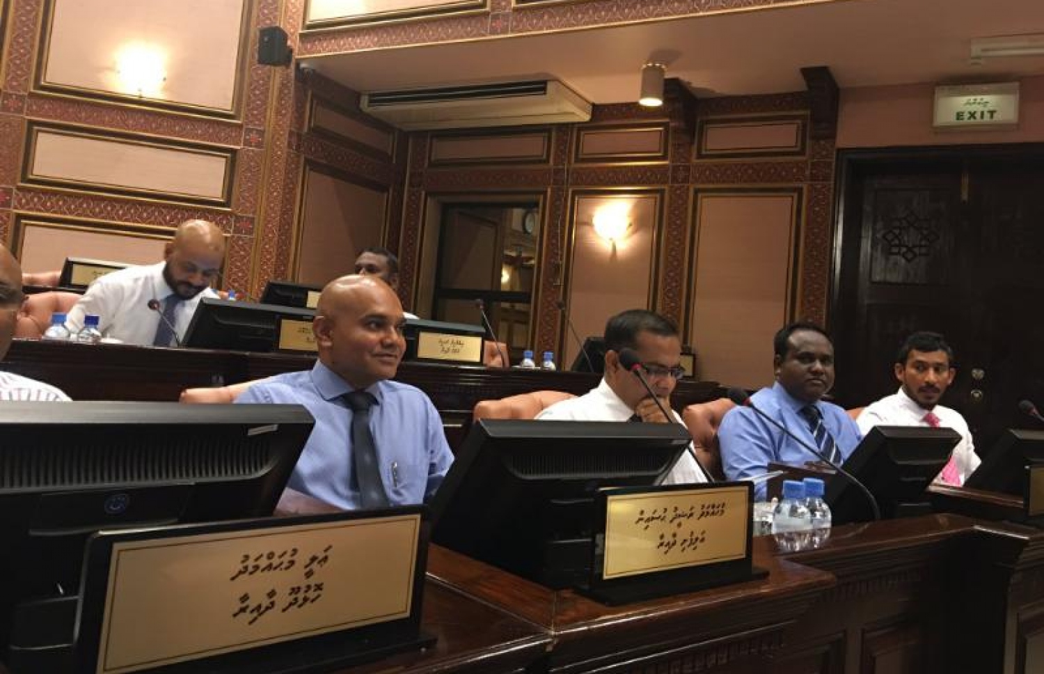 މަޖިލީހުގައި މިއަދުގެ ޖަލްސާގައި ބައެއް މެމްބަރުން. --ފޮޓޯ ނިހާން