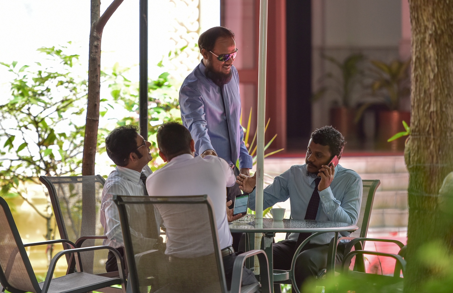 މެމްބަރުންތަކެއް މަޖިލިހުގެ މޭޒެއްގައި ކައިރީގައި ތިއްބަވަނީ. - ފޮޓޯ: ހުސެއިން ވަހީދު/ މިހާރު