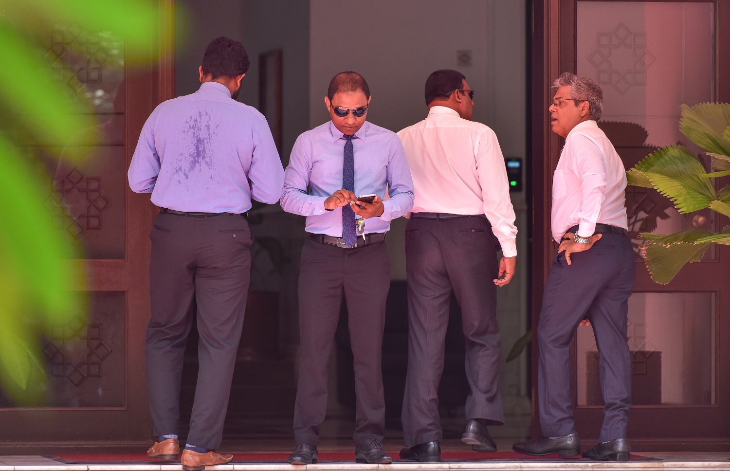 މަޖިލިހުގެ މެމްބަރުންތަކެއް އިދާރާގައި. މަޖިލިހުގެ މަސައްކަތްތައް ހުއްޓުވާފައި އޮތީ އިދިކޮޅު މެމްބަރުން ކަމަށް ސަރުކާރަށް ތާއީދު ކުރައްވާ މެމްބަރުން ވިދާޅުވި. - ފޮޓޯ: ހުސެއިން ވަހީދު/ މިހާރު