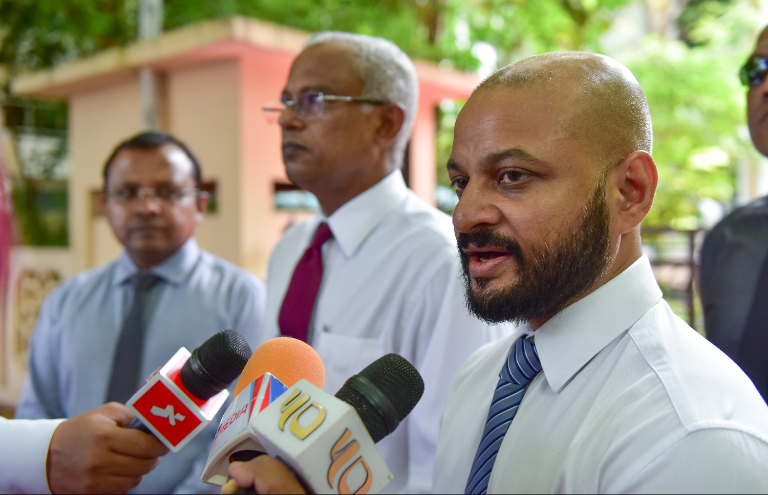 އިދިކޮޅު ފަރާތްތަކުން މަޖިލިހުގެ އިދާރާގެ ބޭރުގައި މިއަދު ބޭއްވި ޕްރެސް ކޮންފަރެންސްގައި ފާރިސް ވާހަކަ ދައްކަވަނީ. --ފޮޓޯ: ނިޝާން އަލީ/ މިހާރު