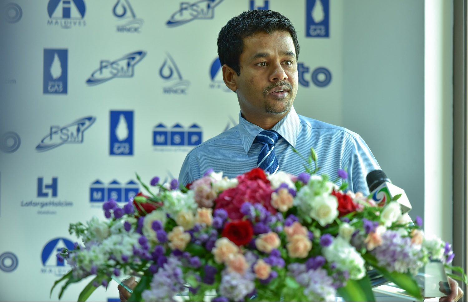 އަނގައިގެ ކެންސަރާ މެދު ހޭލުންތެރިކުރުމަށް ފެށި ކެމްޕޭން އިފްތިތާހުކުރުމުގެ ގޮތުން ހެލްތު މިނިސްޓަރު ނާޒިމް ވާހަކަދައްކަވަނީ. ފޮޓޯ: ނިޝާން އަލީ /މިހާރު