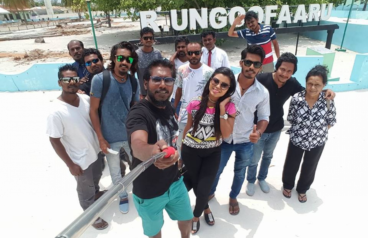 އައްޒަ، "ހައްދު" ގެ ކްރޫ އާއި ކާސްޓާ އެކު އުނގޫފާރުގައި.