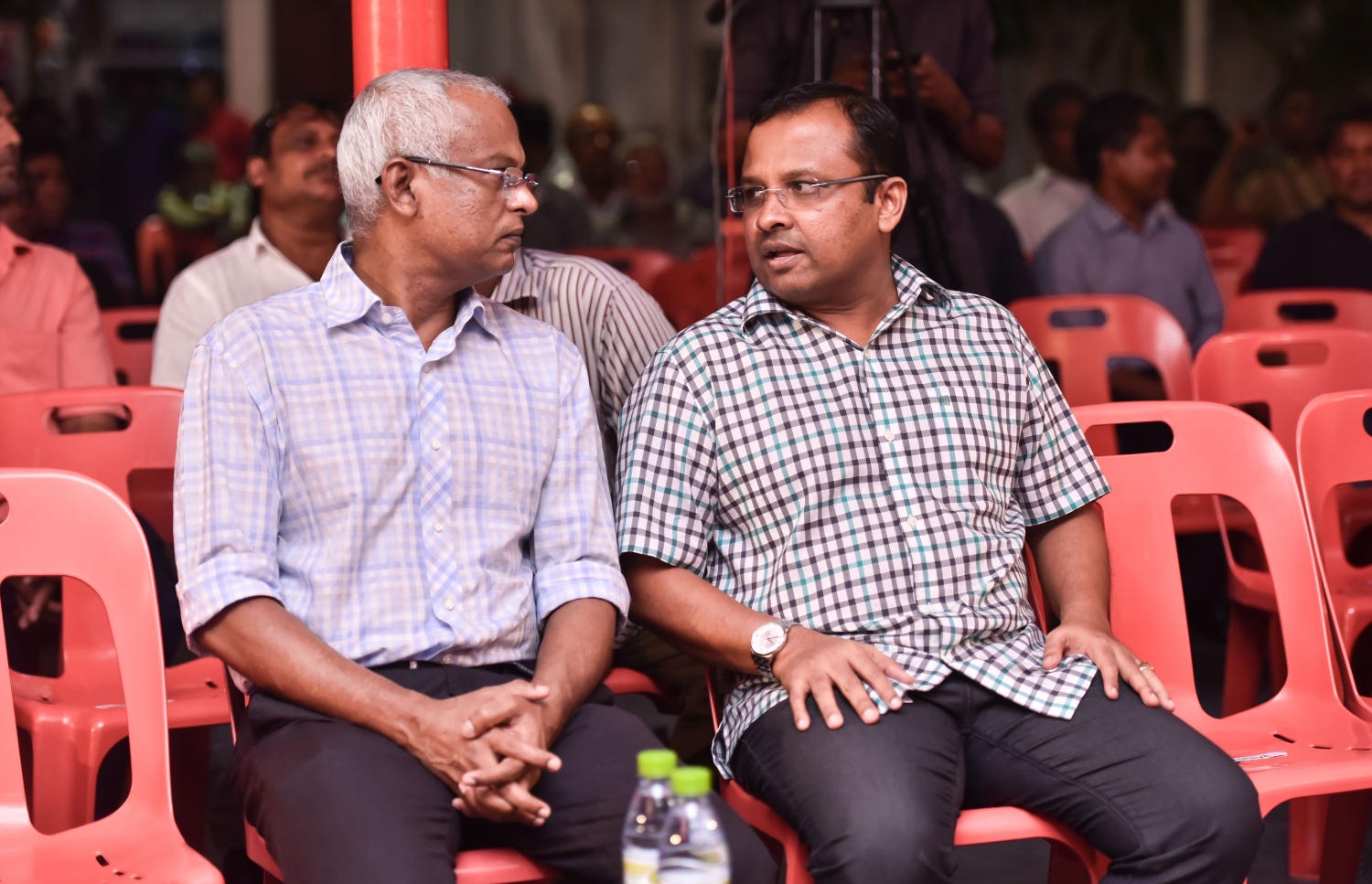 އިދިކޮޅު އިއްތިހާދުން މިރޭ ކުނޫޒްގައި ބޭއްވި ޖަލްސާގައި އެމްޑީޕީ ޕާލަމެންޓްރީ ގުރޫޕުގެ ލީޑަރު އިބްރާހިމް މުހައްމަދު ސޯލިހް (ވ) އަދި ޖުމްހޫރީ ޕާޓީގެ ޑެޕިއުޓީ ލީޑަރު އަބްދުﷲ ރިޔާޒް ވާހަކަ ދައްކަވަނީ.---މިހާރު ފޮޓޯ: ހުސެއިން ވަހީދު