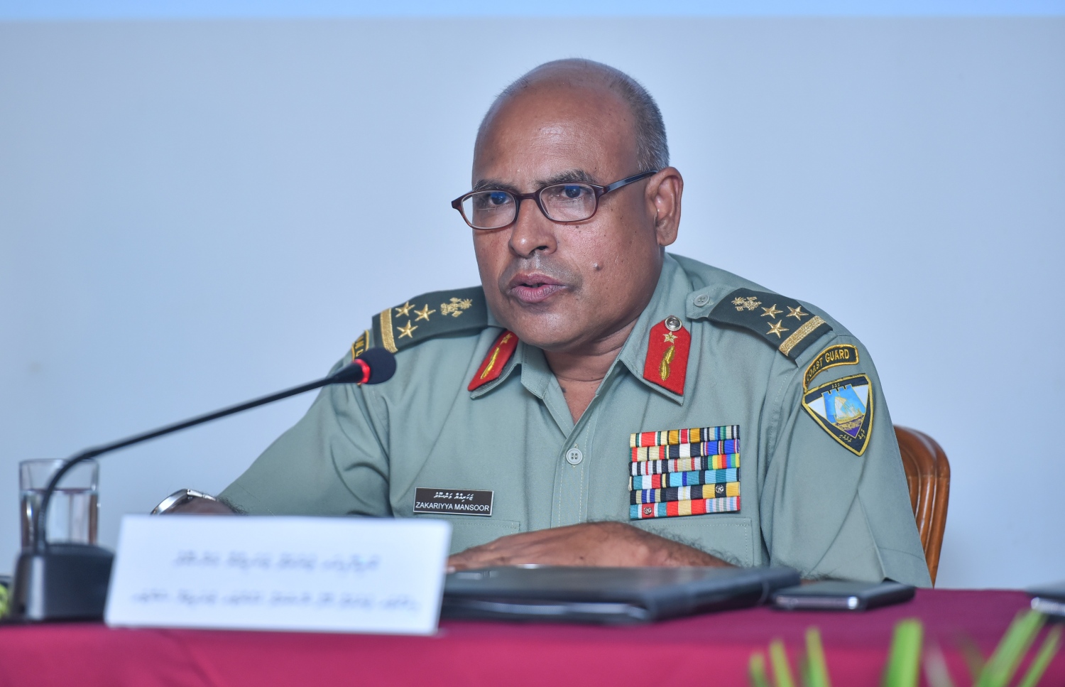 ބްރިގޭޑިއާ ޖެނެރަލް ޒަކަރިއްޔާ މަންސޫރު ނޫސްވެރިންނާ ވާހަކަ ދައްކަވަނީ. --ފޮޓޯ: ހުސެއިން ވަހީދު/ މިހާރު