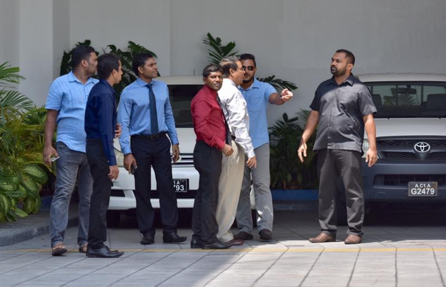ގާސިމް މިއަދު ހައި ކޯޓަށް ހާޒިރުކުރި ވަގުތު، ޖުމްހޫރީ ޕާޓީގެ ބައެއް އިސްބޭފުޅުން އެ ކޯޓުގެ ގޯތިތެރޭގައި.---މިހާރު ފޮޓޯ: ނިޝާން އަލީ