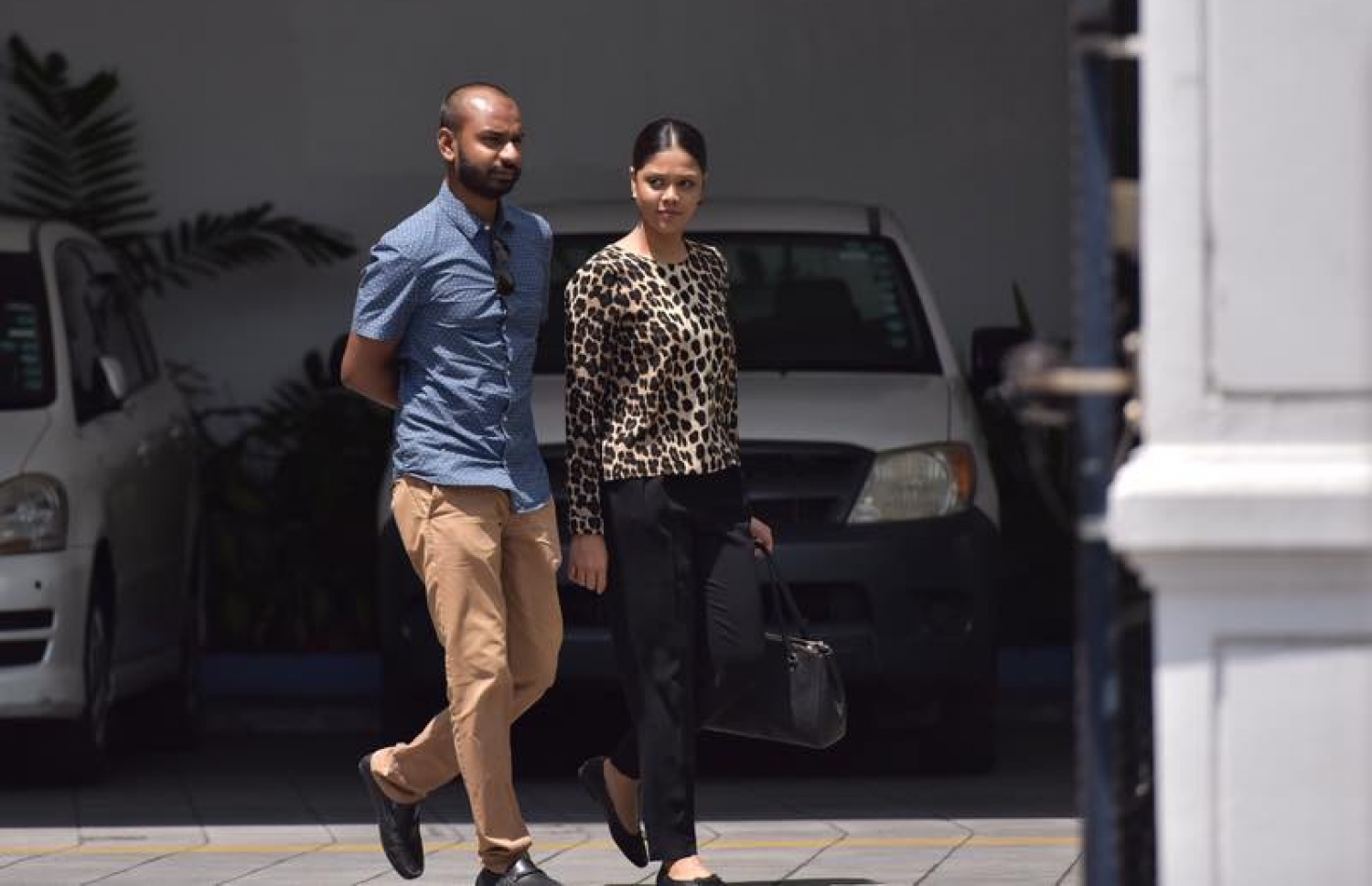 ގާސިމް މިއަދު ހައި ކޯޓަށް ހާޒިރުކުރި ވަގުތު، އޭނާގެ އަންހެން ބޭފުޅަކާއި އެ އާއިލާގެ އެހެން ބޭފުޅަކު އެ ކޯޓުގެ ގޯތިތެރޭގައި.---މިހާރު ފޮޓޯ: ނިޝާން އަލީ