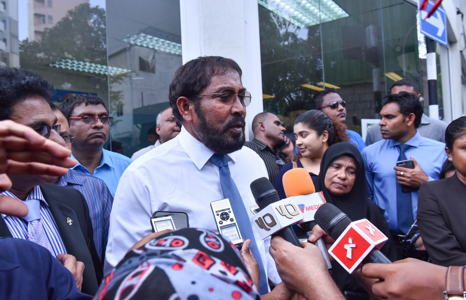 ހައި ކޯޓުގައި އޮތް އިސްތިއުނާފުގެ ޝަރީއަތަށް ފަހު، ބަންދުން ދޫކޮށްލުމުން ގާސިމް ނުކުމެވަޑައިގެން ނޫސްވެރިންނާ ވާހަކަ ދައްކަވަނީ.---މިހާރު ފޮޓޯ: ހުސެއިން ވަހީދު