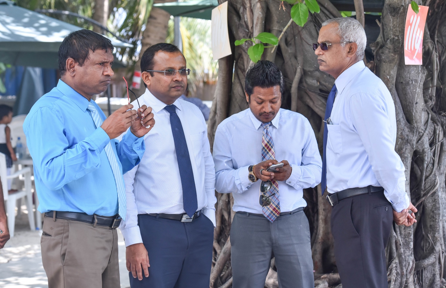 މާލެ: އޭޕްރީލް 12، 2017- މިދިޔަ ބުރާސްފަތިދުވަހު ހައްޔަރުކުރި ރާއްޖޭގެ މަޝްހޫރު ވިޔަފާރިވެރިޔާ ގާސިމް އިބްރާހިމް ފަރުވާއަށް އައިޖީއެމްއެޗަށް ގެންދާ ވާހަކައާ ގުޅިގެން އިދިކޮޅު އިއްތިހާދުގެ އިސްބޭފުޅުން އެ ހޮސްޕިޓަލްގައި: ހައި ކޯޓުގެ އަމުރާ އެއްގޮތަށް ގާސިމް ފަހުން ވަނީ ދޫކޮށްލާފައި.---މިހާރު ފޮޓޯ: ހުސެއިން ވަހީދު