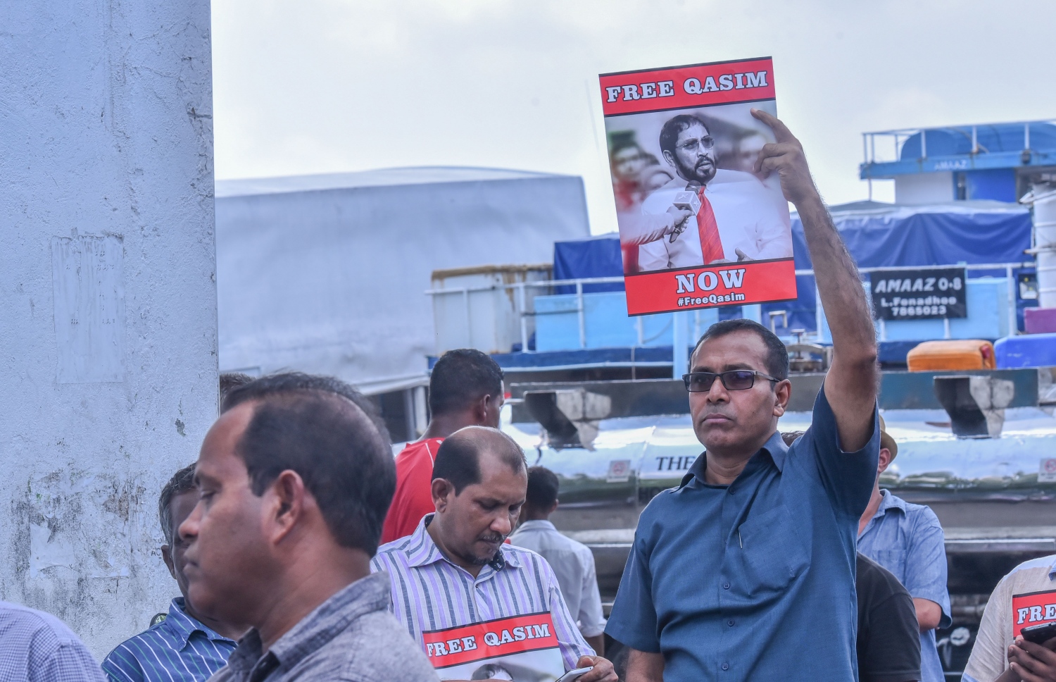 މާލެ: އޭޕްރީލް 12، 2017- ޖުމްހޫރީ ޕާޓީގެ ލީޑަރު މާމިގިލީ ދާއިރާގެ މެމްބަރު ގާސިމް ހައްޔަރުކުރުމަށް ކްރިމިނަލް ކޯޓުން ކުރި އަމުރު ހައި ކޯޓުގައި އިސްތިއުނާފު ކުރުމާ ގުޅިގެން ބޭއްވި ޝަރީއަތަށް ގާސިމް ހާޒިރުކޮށްފައިވާއިރު، އޭނާގެ ދޫކޮށްލުމަށް ގޮވާލައި އެ ސަރަހައްދުގައި އަޑުއުފުލަނީ: މަޝްހޫރު ވިޔަފާރިވެރިޔާ ގާސިމް ދޫކޮށްލުމަށް ހައި ކޯޓުން ކުރި އަމުރާ އެކު އޭނާ ވަނީ ދޫކޮށްލާފައި.---މިހާރު ފޮޓޯ: ހުސެއިން ވަހީދު