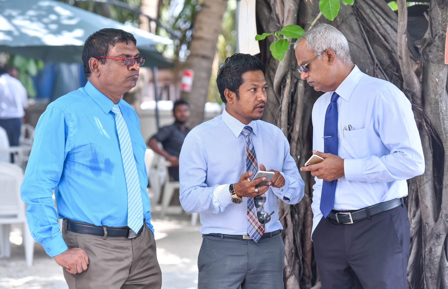 މާލެ: އޭޕްރީލް 12، 2017- މިދިޔަ ބުރާސްފަތިދުވަހު ހައްޔަރުކުރި ރާއްޖޭގެ މަޝްހޫރު ވިޔަފާރިވެރިޔާ ގާސިމް އިބްރާހިމް ފަރުވާއަށް އައިޖީއެމްއެޗަށް ގެންދާ ވާހަކައާ ގުޅިގެން އިދިކޮޅު އިއްތިހާދުގެ އިސްބޭފުޅުން އެ ހޮސްޕިޓަލްގައި: ހައި ކޯޓުގެ އަމުރާ އެއްގޮތަށް ގާސިމް ފަހުން ވަނީ ދޫކޮށްލާފައި.---މިހާރު ފޮޓޯ: ހުސެއިން ވަހީދު