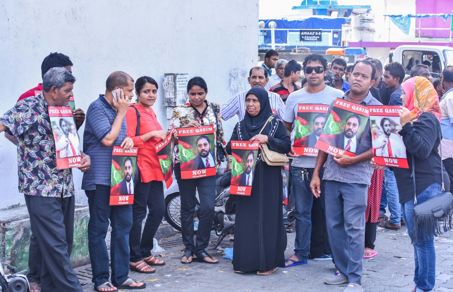 މާލެ: އޭޕްރީލް 12، 2017- ޖުމްހޫރީ ޕާޓީގެ ލީޑަރު މާމިގިލީ ދާއިރާގެ މެމްބަރު ގާސިމް ހައްޔަރުކުރުމަށް ކްރިމިނަލް ކޯޓުން ކުރި އަމުރު ހައި ކޯޓުގައި އިސްތިއުނާފު ކުރުމާ ގުޅިގެން ބޭއްވި ޝަރީއަތަށް ގާސިމް ހާޒިރުކޮށްފައިވާއިރު، އޭނާގެ ދޫކޮށްލުމަށް ގޮވާލައި އެ ސަރަހައްދުގައި އަޑުއުފުލަނީ: މަޝްހޫރު ވިޔަފާރިވެރިޔާ ގާސިމް ދޫކޮށްލުމަށް ހައި ކޯޓުން ކުރި އަމުރާ އެކު އޭނާ ވަނީ ދޫކޮށްލާފައި.---މިހާރު ފޮޓޯ: ހުސެއިން ވަހީދު