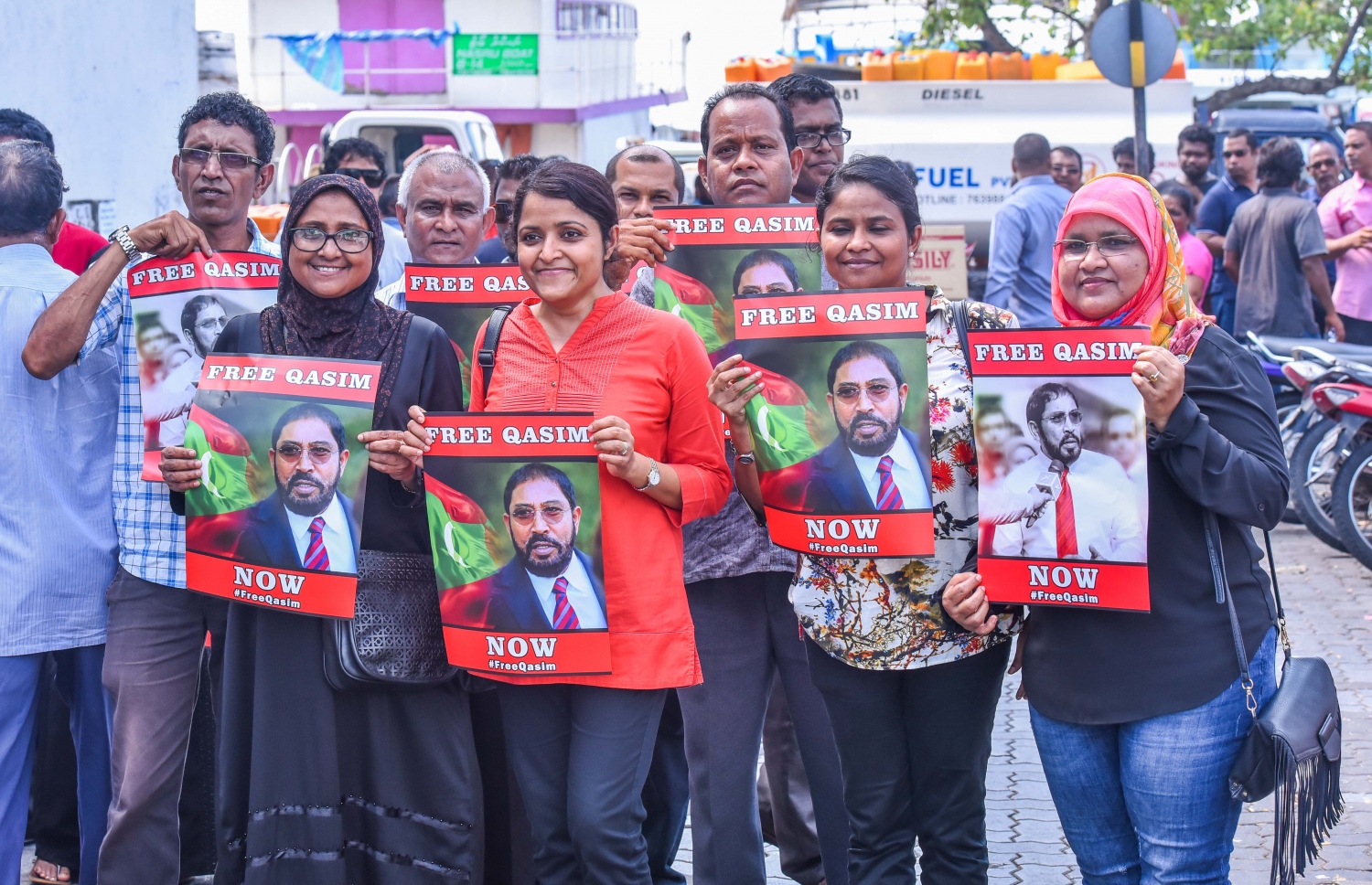 މާލެ: އޭޕްރީލް 12، 2017- ޖުމްހޫރީ ޕާޓީގެ ލީޑަރު މާމިގިލީ ދާއިރާގެ މެމްބަރު ގާސިމް ހައްޔަރުކުރުމަށް ކްރިމިނަލް ކޯޓުން ކުރި އަމުރު ހައި ކޯޓުގައި އިސްތިއުނާފު ކުރުމާ ގުޅިގެން ބޭއްވި ޝަރީއަތަށް ގާސިމް ހާޒިރުކޮށްފައިވާއިރު، އޭނާ ދޫކޮށްލުމަށް ގޮވާލައި އެ ސަރަހައްދުގައި އަޑުއުފުލަނީ: މަޝްހޫރު ވިޔަފާރިވެރިޔާ ގާސިމް ދޫކޮށްލުމަށް ހައި ކޯޓުން ކުރި އަމުރާ އެކު އޭނާ ވަނީ ދޫކޮށްލާފައި.---މިހާރު ފޮޓޯ: ހުސެއިން ވަހީދު