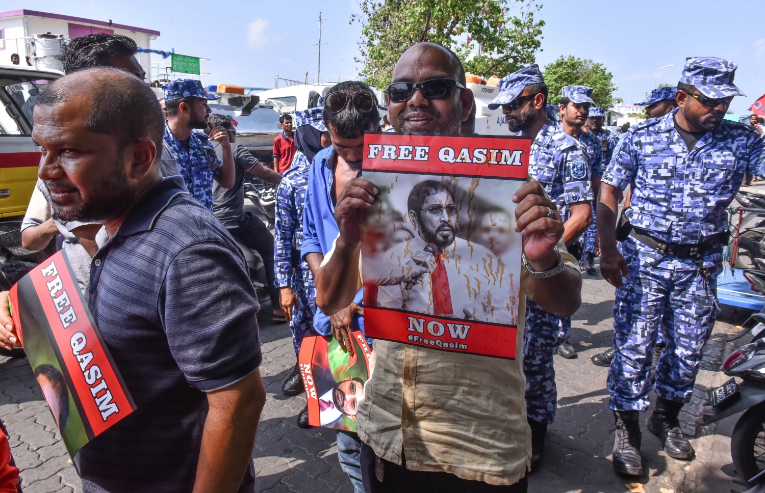 މާލެ: އޭޕްރީލް 12، 2017- ޖުމްހޫރީ ޕާޓީގެ ލީޑަރު މާމިގިލީ ދާއިރާގެ މެމްބަރު ގާސިމް ހައްޔަރުކުރުމަށް ކްރިމިނަލް ކޯޓުން ކުރި އަމުރު ހައި ކޯޓުގައި އިސްތިއުނާފު ކުރުމާ ގުޅިގެން ބޭއްވި ޝަރީއަތަށް ގާސިމް ހާޒިރުކޮށްފައިވާއިރު، އޭނާ ދޫކޮށްލުމަށް ގޮވާލައި އެ ސަރަހައްދުގައި އަޑުއުފުލަނީ: މަޝްހޫރު ވިޔަފާރިވެރިޔާ ގާސިމް ދޫކޮށްލުމަށް ހައި ކޯޓުން ކުރި އަމުރާ އެކު އޭނާ ވަނީ ދޫކޮށްލާފައި.---މިހާރު ފޮޓޯ: ހުސެއިން ވަހީދު