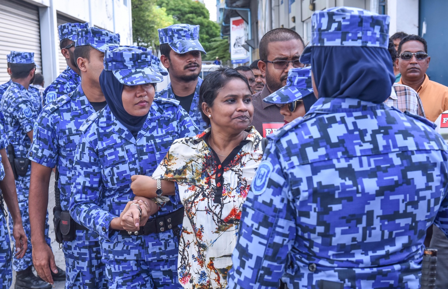 މާލެ: އޭޕްރީލް 12، 2017- ޖުމްހޫރީ ޕާޓީގެ ލީޑަރު މާމިގިލީ ދާއިރާގެ މެމްބަރު ގާސިމް ހައްޔަރުކުރުމަށް ކްރިމިނަލް ކޯޓުން ކުރި އަމުރު ހައި ކޯޓުގައި އިސްތިއުނާފު ކުރުމާ ގުޅިގެން ބޭއްވި ޝަރީއަތަށް ގާސިމް ހާޒިރުކޮށްފައިވާއިރު، އޭނާ ދޫކޮށްލުމަށް ގޮވާލައި އެ ސަރަހައްދުގައި އަޑުއުފުލި، ކުރީގެ ރައީސް މައުމޫން އަބްދުލް ގައްޔޫމްގެ ފެކްޝަންގެ ނާދިރާ ފުލުހުންގެ ބެލުމުގެ ދަށަށް ގެންދަނީ: އޭނާ ފަހުން ދޫކޮށްލި.---މިހާރު ފޮޓޯ: ހުސެއިން ވަހީދު