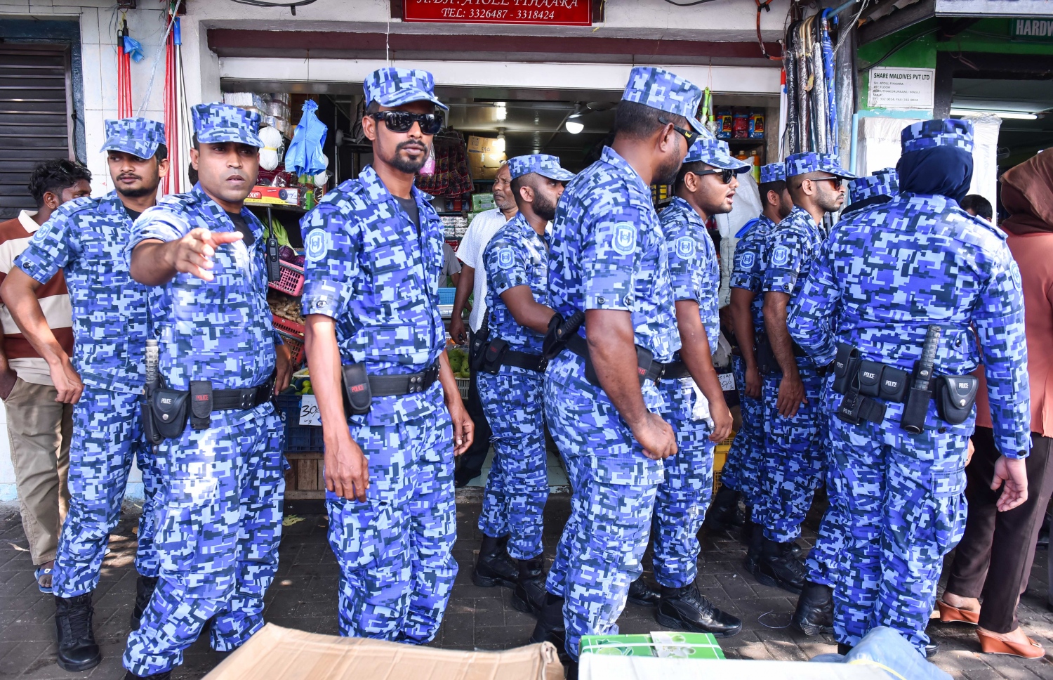 މާލެ: އޭޕްރީލް 12، 2017- ޖުމްހޫރީ ޕާޓީގެ ލީޑަރު މާމިގިލީ ދާއިރާގެ މެމްބަރު ގާސިމް ހައްޔަރުކުރުމަށް ކްރިމިނަލް ކޯޓުން ކުރި އަމުރު ހައި ކޯޓުގައި އިސްތިއުނާފު ކުރުމާ ގުޅިގެން ބޭއްވި ޝަރީއަތަށް ގާސިމް ހާޒިރުކޮށްފައިވާއިރު، އޭނާ ދޫކޮށްލުމަށް ގޮވާލައި އެ ސަރަހައްދުގައި އަޑުއުފުލި މީހުން ފޮނުވާލުމަށް ފުލުހުން ހަރަކާތްތެރިވަނީ: މަޝްހޫރު ވިޔަފާރިވެރިޔާ ގާސިމް ދޫކޮށްލުމަށް ހައި ކޯޓުން ކުރި އަމުރާ އެކު އޭނާ ވަނީ ދޫކޮށްލާފައި.---މިހާރު ފޮޓޯ: ހުސެއިން ވަހީދު