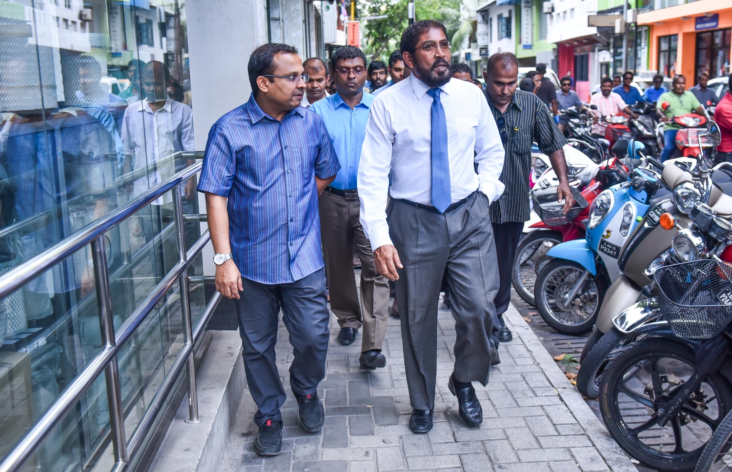 މާލެ: އޭޕްރީލް 12، 2017- ޖުމްހޫރީ ޕާޓީގެ ލީޑަރު މާމިގިލީ ދާއިރާގެ މެމްބަރު ގާސިމް ދޫކޮށްލުމަށް ކުރި އަމުރާއެކު، ކޯޓުން ނުކުމެވަޑައިގެން އެ ޕާޓީގެ ޑެޕިއުޓީ ލީޑަރު އަބްދުﷲ ރިޔާޒްއާ އެކު ވަޑައިގަންނަވަނީ.---މިހާރު ފޮޓޯ: ހުސެއިން ވަހީދު