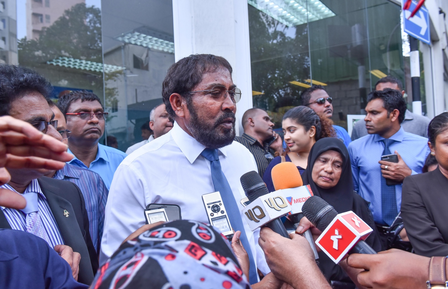 މާލެ: އޭޕްރީލް 12، 2017- ޖުމްހޫރީ ޕާޓީގެ ލީޑަރު މާމިގިލީ ދާއިރާގެ މެމްބަރު ގާސިމް ދޫކޮށްލުމަށް ކުރި އަމުރާއެކު، ކޯޓުން ނުކުމެވަޑައިގެން މީޑިއާއާ ވާހަކަ ދައްކަވަނީ.---މިހާރު ފޮޓޯ: ހުސެއިން ވަހީދު