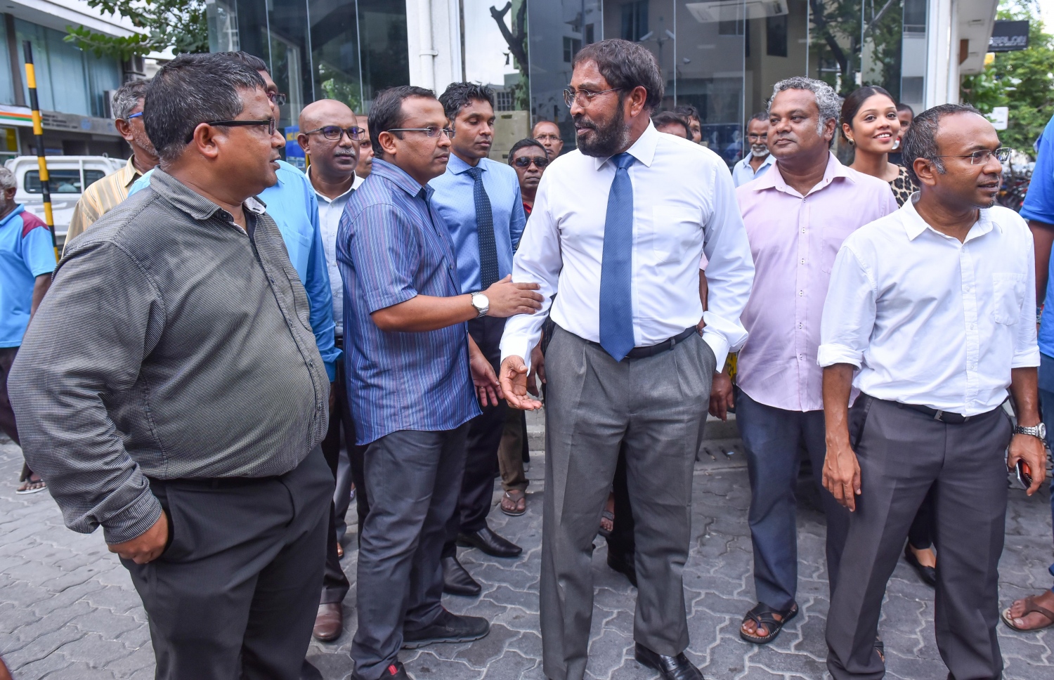 މާލެ: އޭޕްރީލް 12، 2017- ޖުމްހޫރީ ޕާޓީގެ ލީޑަރު މާމިގިލީ ދާއިރާގެ މެމްބަރު ގާސިމް ދޫކޮށްލުމަށް ކުރި އަމުރާއެކު، ކޯޓުން ނުކުމެވަޑައިގެން އިދިކޮޅު ކޯލިޝަންގެ އިސްބޭފުޅުންނާ ވާހަކަ ދައްކަވަނީ.---މިހާރު ފޮޓޯ: ހުސެއިން ވަހީދު