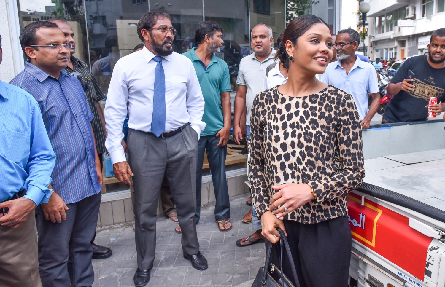 މާލެ: އޭޕްރީލް 12، 2017- ޖުމްހޫރީ ޕާޓީގެ ލީޑަރު މާމިގިލީ ދާއިރާގެ މެމްބަރު ގާސިމް އިބްރާހިމް ދޫކޮށްލުމަށް ކުރި އަމުރާއެކު، ކޯޓުން ނުކުމެވަޑައިގެން ދަރިކަނބަލުން އަދި ޕާޓީގެ އިސްބޭފުޅުންނާއެކު މަޑުކޮށްލައްވައިގެން.---މިހާރު ފޮޓޯ: ހުސެއިން ވަހީދު