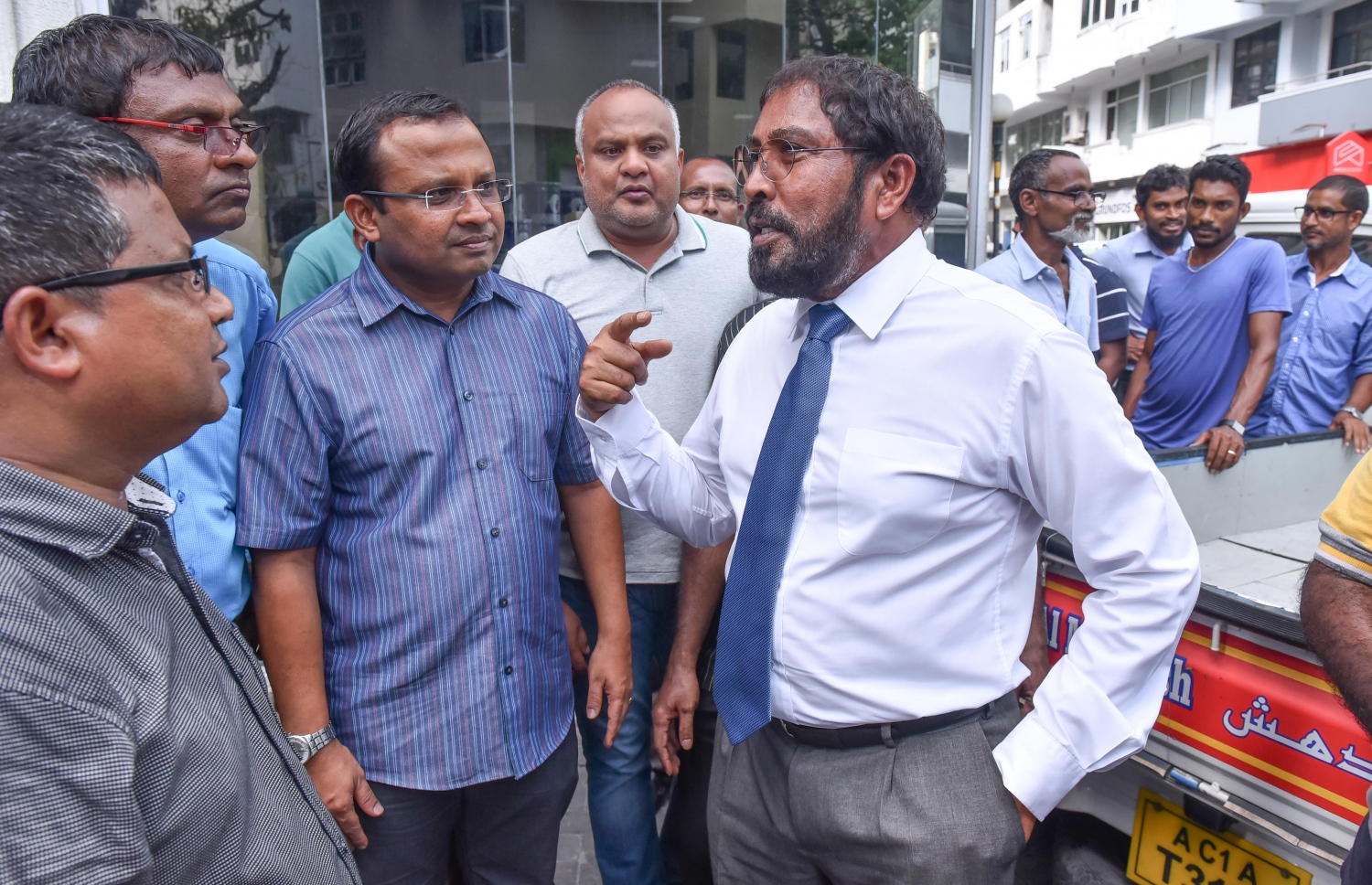 މާލެ: އޭޕްރީލް 12، 2017- ޖުމްހޫރީ ޕާޓީގެ ލީޑަރު މާމިގިލީ ދާއިރާގެ މެމްބަރު ގާސިމް ދޫކޮށްލުމަށް ކުރި އަމުރާއެކު، ކޯޓުން ނުކުމެވަޑައިގެން އެ ޕާޓީގެ އިސްބޭފުޅުންނާ ވާހަކަ ދައްކަވަނީ.---މިހާރު ފޮޓޯ: ހުސެއިން ވަހީދު