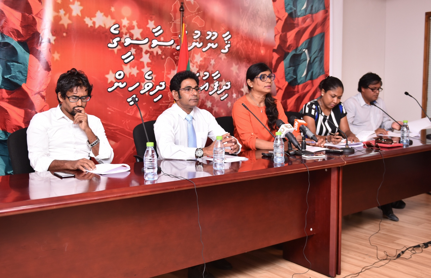 ގާސިމްގެ ވަކީލުންގެ ޓީމުން ނޫސްވެރިންނާ މިއަދު ވާހަކަ ދައްކަނީ: ހައި ކޯޓުގެ ހުކުމާ އެކު ގާސިމްގެ ދައުވާ އިތުރަށް ކުރިއަށް ނުގެންދެވޭނެ ކަމަށް ވަކީލުން ބުނޭ --މިހާރު ފޮޓޯ/ހުސައިން ވަހީދު