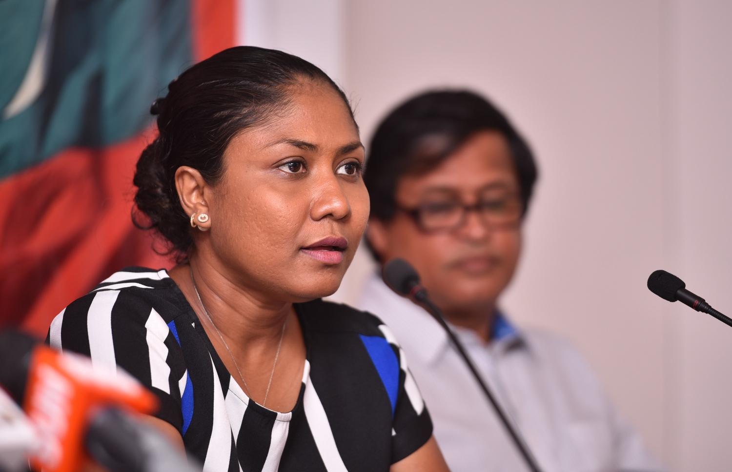 ގާސިމްގެ ވަކީލުންގެ ޓީމުގައި ހިމެނޭ ހިސާން އިއްޔެ ނޫސްވެރިންނާ ވާހަކަ ދައްކަވަނީ: ގާސިމް ޝަރީއަތް ނިމެންދެން ބަންދުކުރަން އަމުރު ކުރާނެ ކަމަށް ބެލެވޭ ކަމަށް ވިދާޅުވި. -- މިހާރު ފޮޓޯ/ހުސައިން ވަހީދު