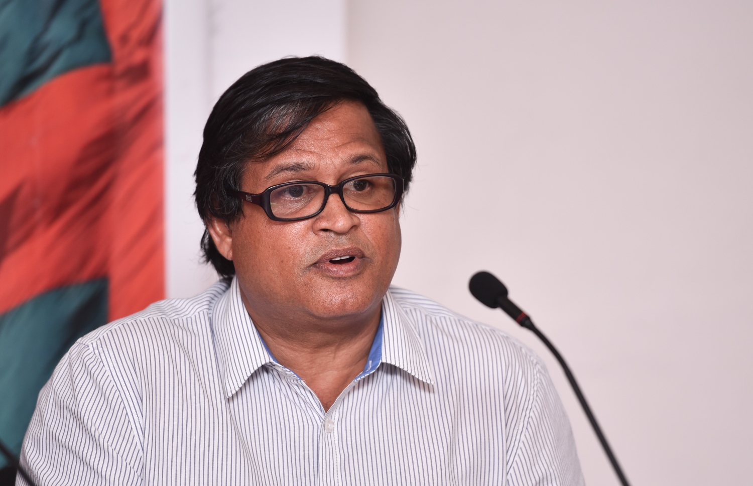 ހިސާންގެ އިތުރުން، ކްރިމިނަލް ކޯޓަށް ވަނުން މަނާކުރި ވަކީލް އަހްމަދު ޝަފީގް އިއްޔެ ނޫސްވެރިންނާ ވާހަކަ ދައްކަވަނީ. -- ފޮޓޯ: ހުސެން ވަހީދު/މިހާރު