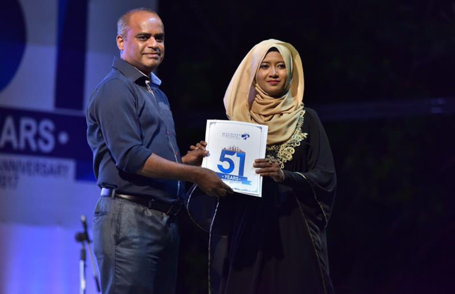 އެމްއޭސީއެލް އަށް 51 އަހަރު ފުރުން ފާހަގަކުރުމަށް މިރޭ ބޭއްވި ހަފުލާގައި މުވައްޒަފަކަށް ލިޔުން ހަވާލުކޮށްދެއްވަނީ. ފޮޓޯ: ނިޝާން އަލީ /މިހާރު