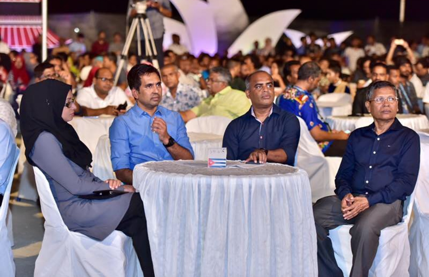 އެއާޕޯޓަށް 51 އަހަރު ފުރުން ފާހަގަކުރުމަށް މިރޭ ބޭއްވި ހަފުލާގައި އިކޮނޮމިކް މިނިސްޓަރު ސައީދު އަދި އެމްއޭސީއެލްގެ މެނޭޖިން ޑިރެކްޓަރު އާދިލް އަދި އެ ކުންފުނީގެ އިސްވެރިން ބައިވެރިވެވަޑައިގަންނަވަނީ. ފޮޓޯ: ނިޝާން އަލީ /މިހާރު