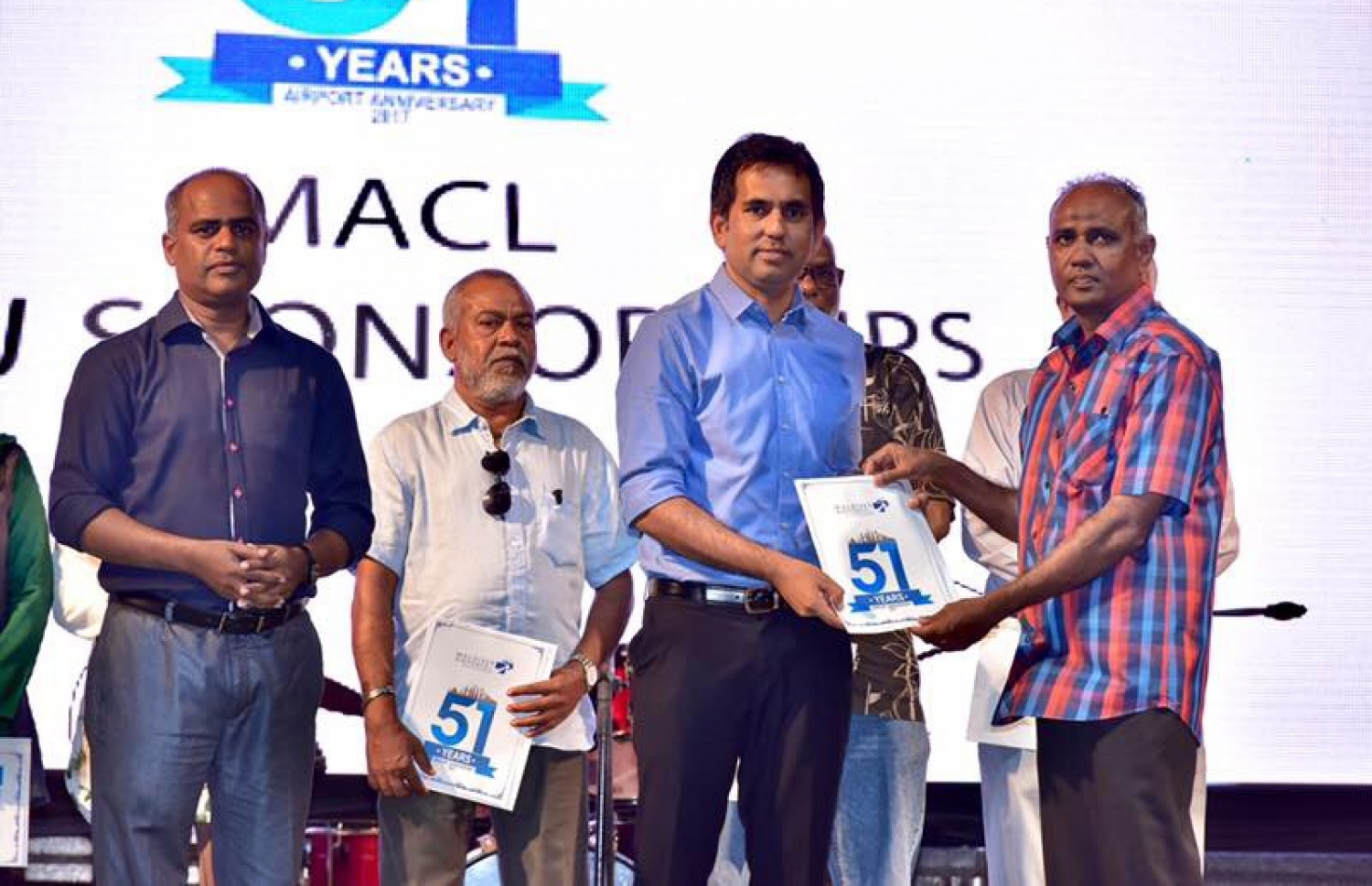 ވެލާނާ އިންޓަނޭޝަނަލް އެއާޕޯޓަށް 51 ފުރުން ފާހަގަކުރުމަށް މިރޭ ހުޅުލޭގައި ބޭއްވި ހަފުލާގައި މިނިސްޓަރު ސައީދު މުވައްޒަފަކަށް ލިޔުން ހަވާލުކޮށްދެއްވަނީ. ފޮޓޯ: ނިޝާން އަލީ /މިހާރު