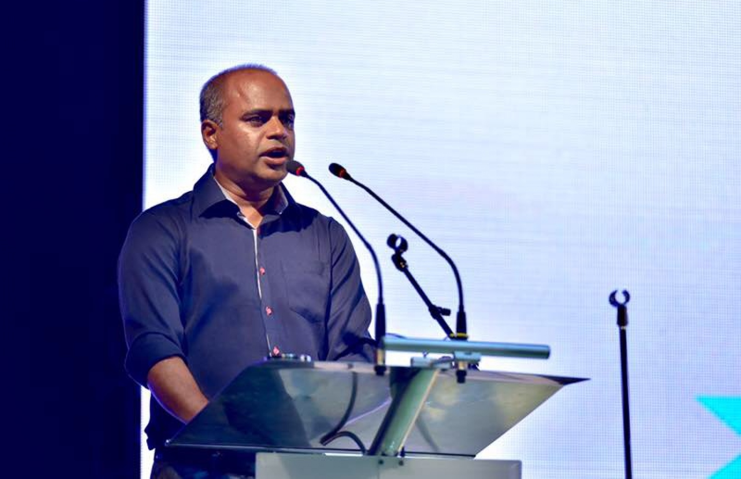 އެމްއޭސީއެލް އަށް 51 އަހަރު ފުރުން ފާހަގަކުރުމަށް މިރޭ ބޭއްވި ހަފުލާގައި އެ ކުންފުނީގެ މެނޭޖިން ޑިރެކްޓަރު އާދިލް މޫސާ ވާހަކަދައްކަވަނީ. ފޮޓޯ: ނިޝާން އަލީ /މިހާރު