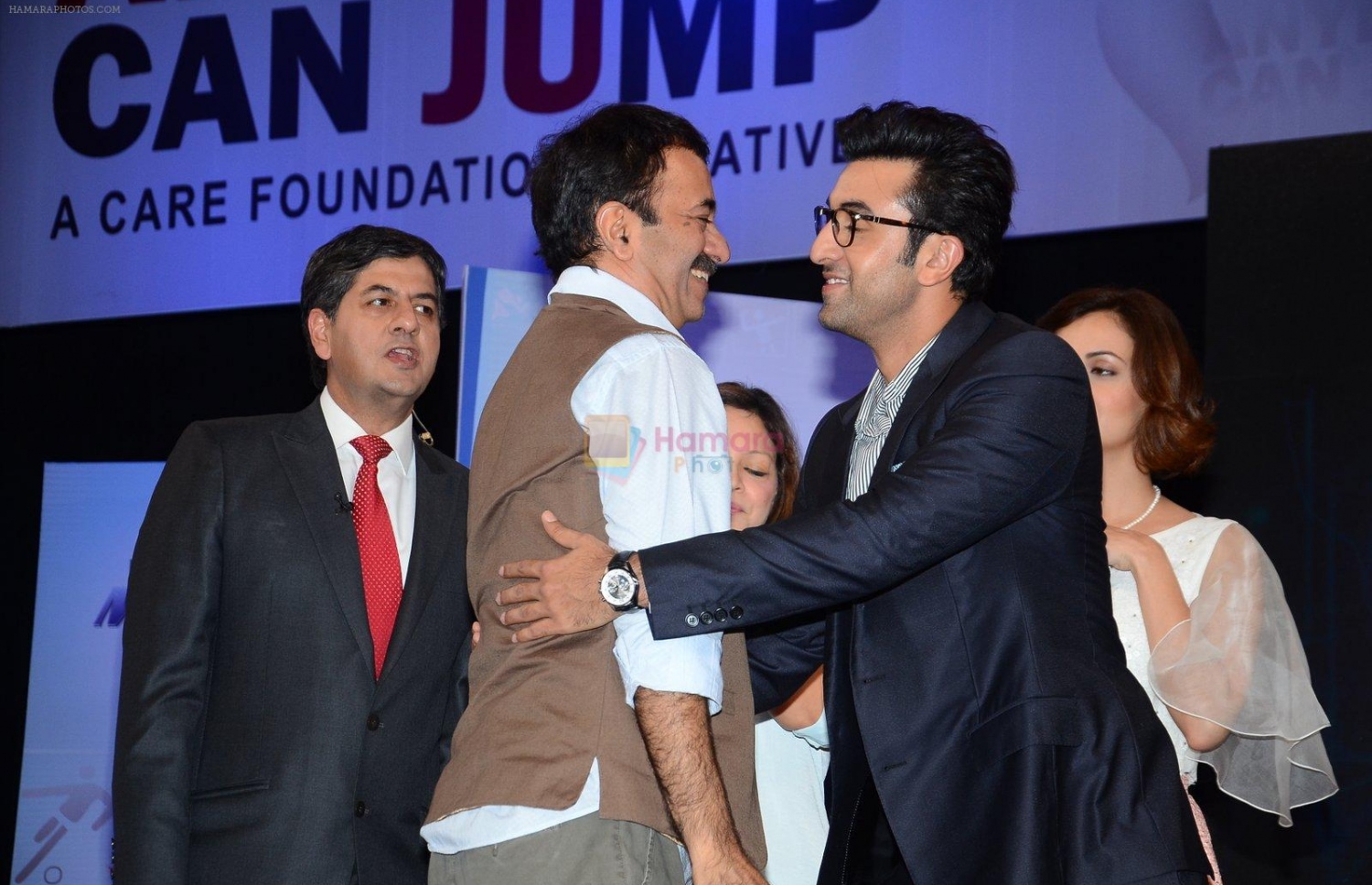 ރަންބީރު ކަޕޫރް، ހަފުލާއެއްގެ ތެރޭގައި ހިރާނީއާ ސަލާން ކުރަނީ.