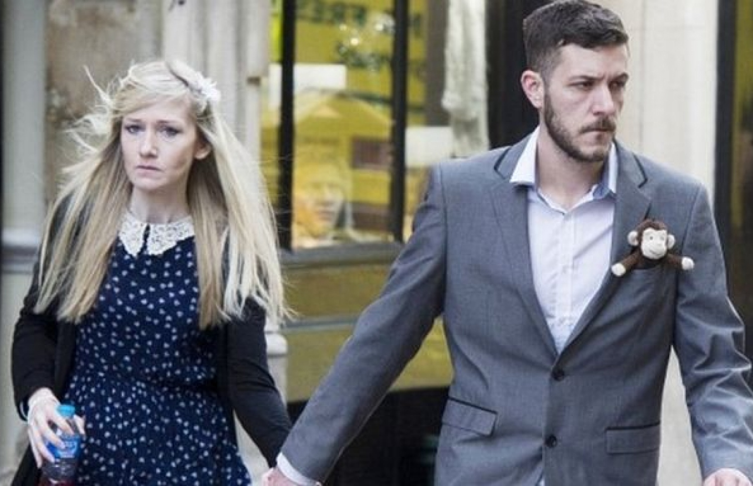 ޗާލީގެ މަންމަ އާއި ބައްޕަ ކޯޓުރޫމް ބޭރުގައި