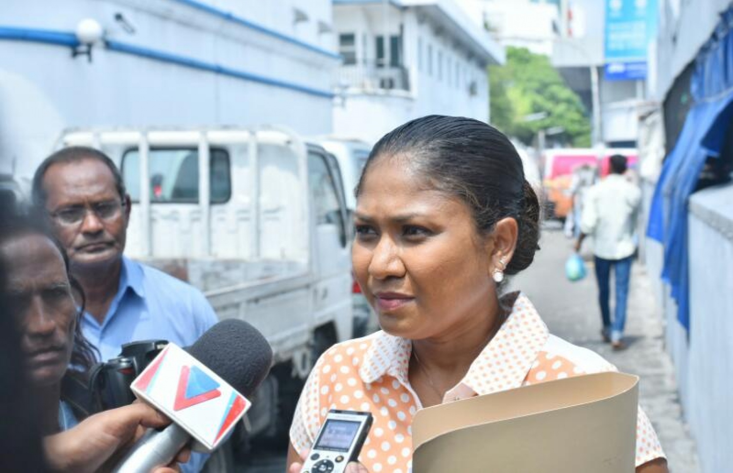 ވަކީލު ހިސާން ހުސައިން ކޯޓު ބޭރުގައި ނޫސްވެރިންނާ ވާހަކަ ދައްކަވަނީ. -- ފޮޓޯ: ހުސެން ވަހީދު/މިހާރު