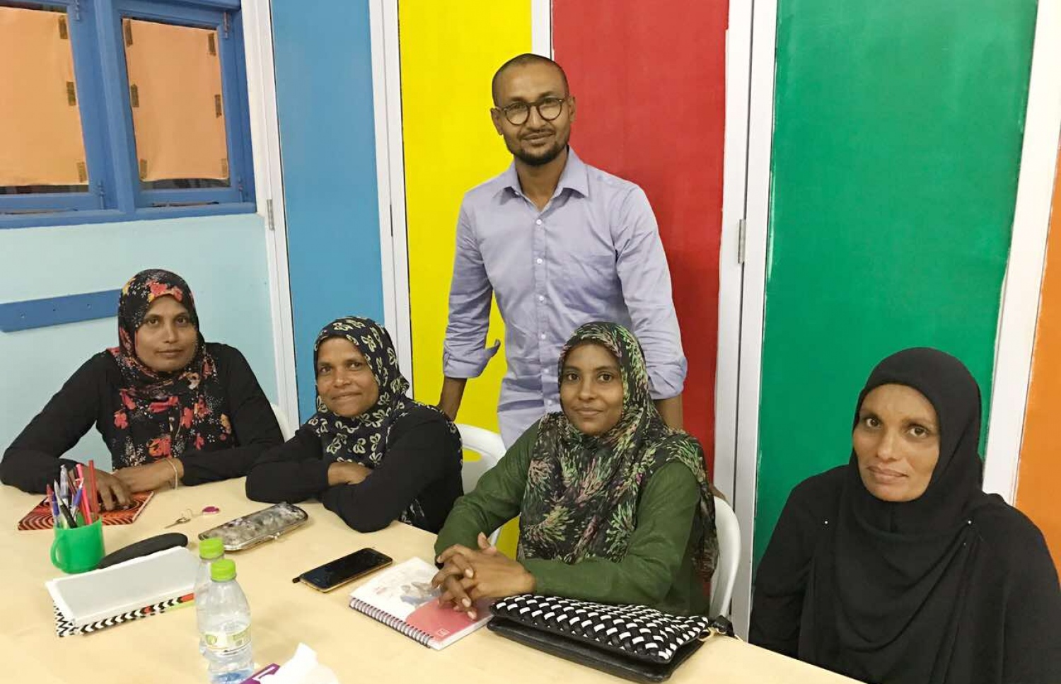 މަހިބަދޫގެ ބަޔަކާއެކު ހިޝާން ފޮޓޯއެއް ނަންގަވަނީ.