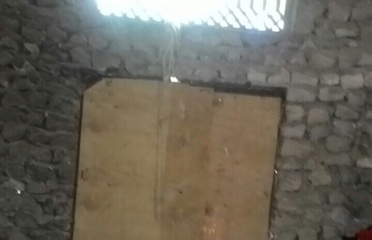 އަންނާރުމާގޭގެ ކުޑަދޮރެއްގައި ފިލާ ޖަހައި ބަންދުކޮށްފައި