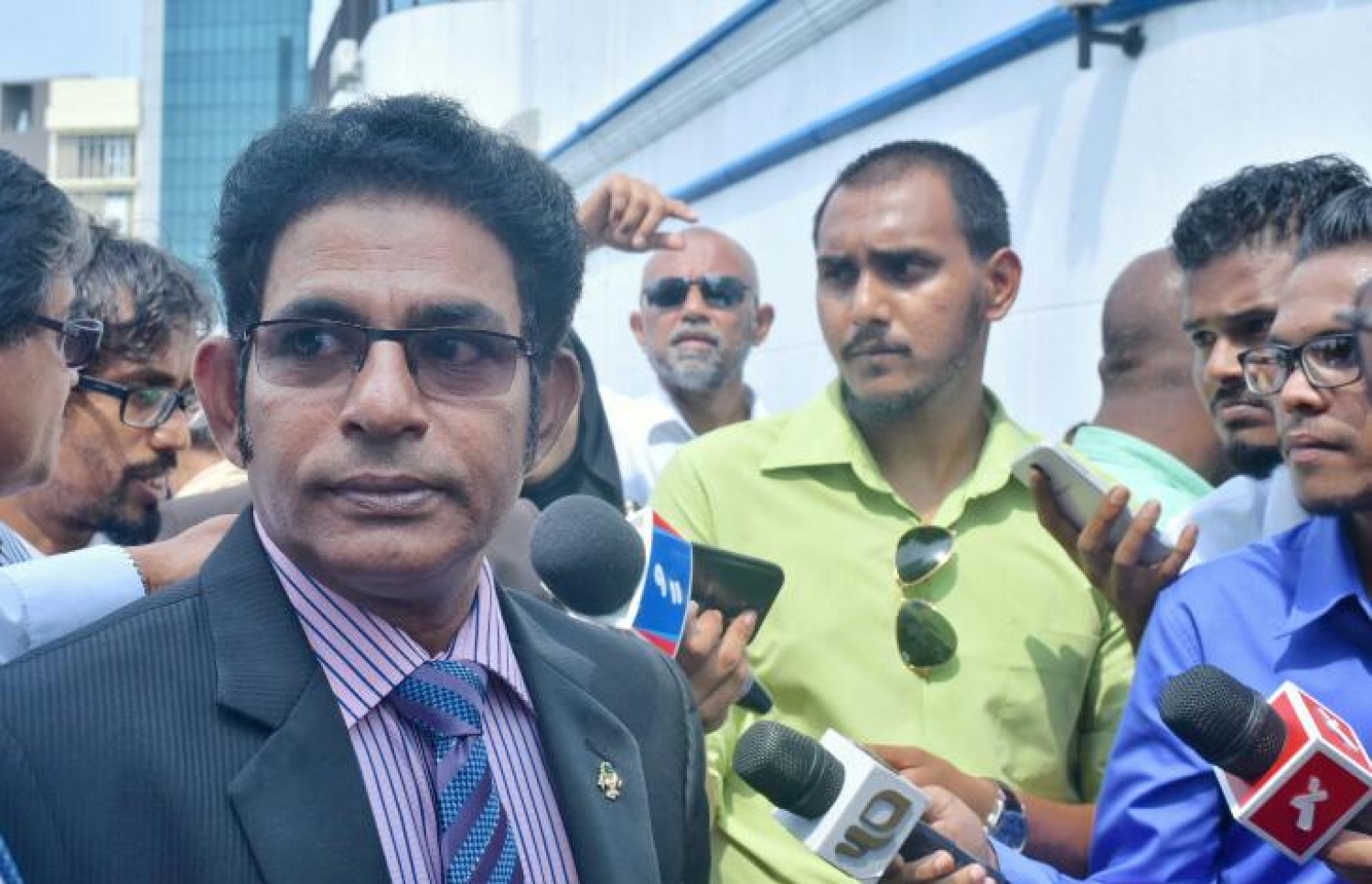 މިއަދުގެ ޝަރީއަތަށް ފަހު، ގާސިމްގެ ވަކީލު ވަހީދު ނޫސްވެރިންނާ ވާހަކަ ދައްކަވަނީ.---މިހާރު ފޮޓޯ: ހުސެއިން ވަހީދު