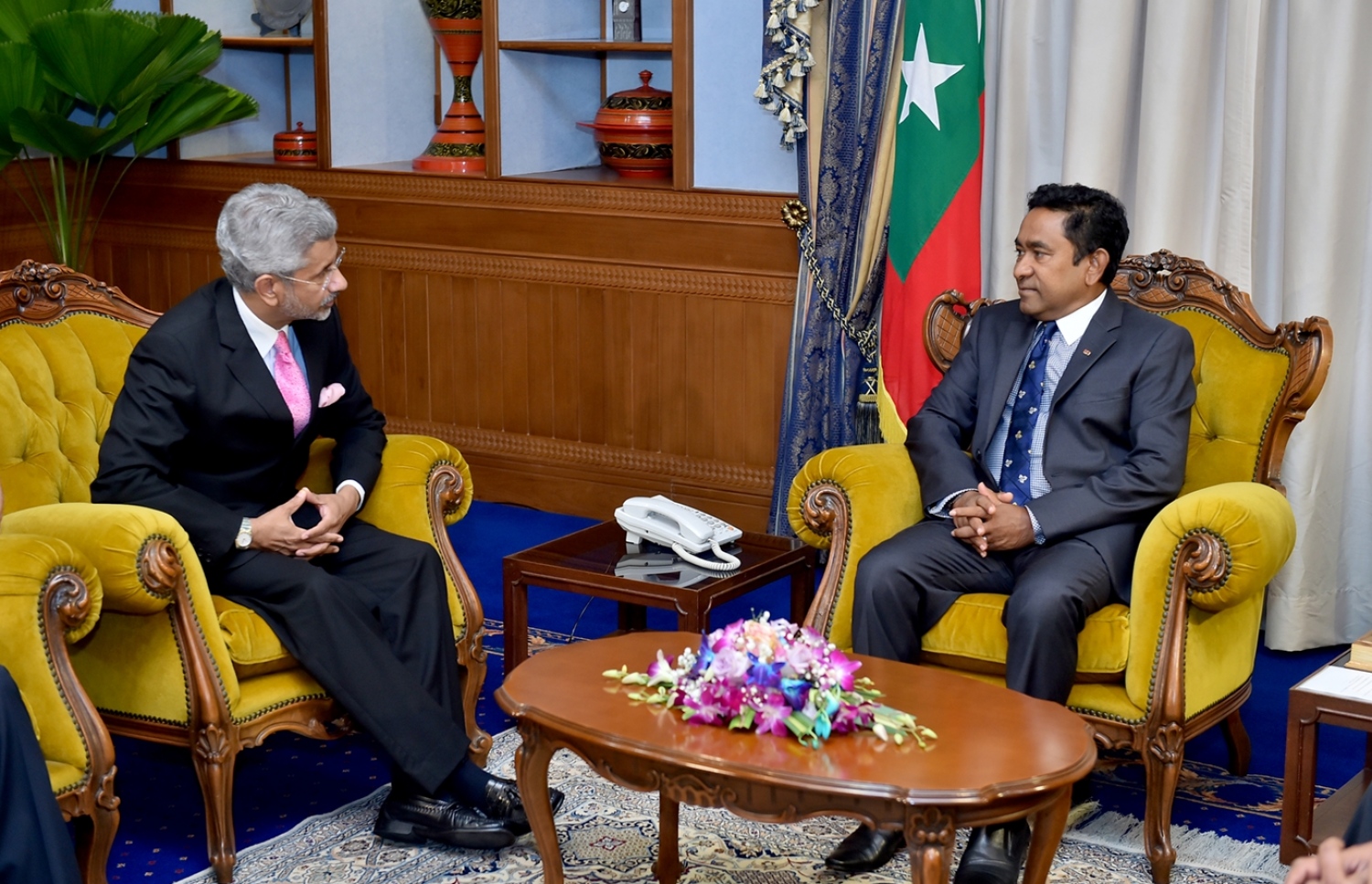 އިންޑިއާގެ ފޮރިން ސެކްރެޓަރީ މި އަހަރުގެ އޭޕްރީލްގައި ރާއްޖެ އަށް ކުރެއްވި ދަތުރުގައި ރައީސް ޔާމީނާ ބައްދަލުކުރައްވަނީ.---ފޮޓޯ: ރައީސް އޮފީސް