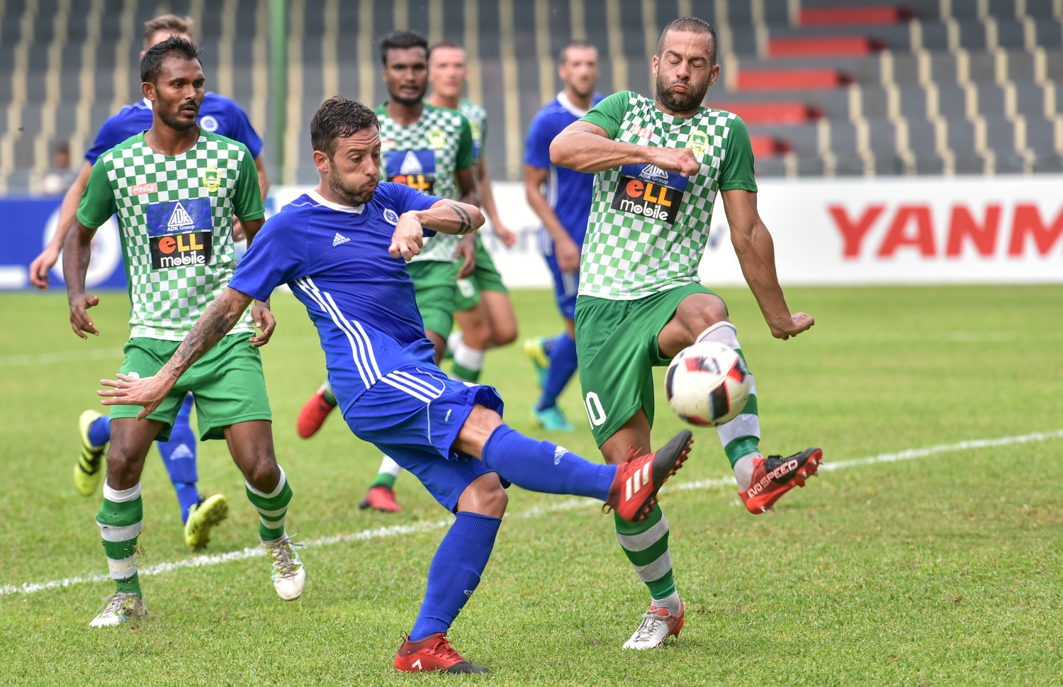 ނިއުގެ ގަލާޑޯ (ވ) އާއި މާޒިޔާގެ ރަކިޗް ބޯޅައަށް މަސައްކަތްކުރަނީ. --ފޮޓޯ: ނިޝާން އަލީ/ މިހާރު