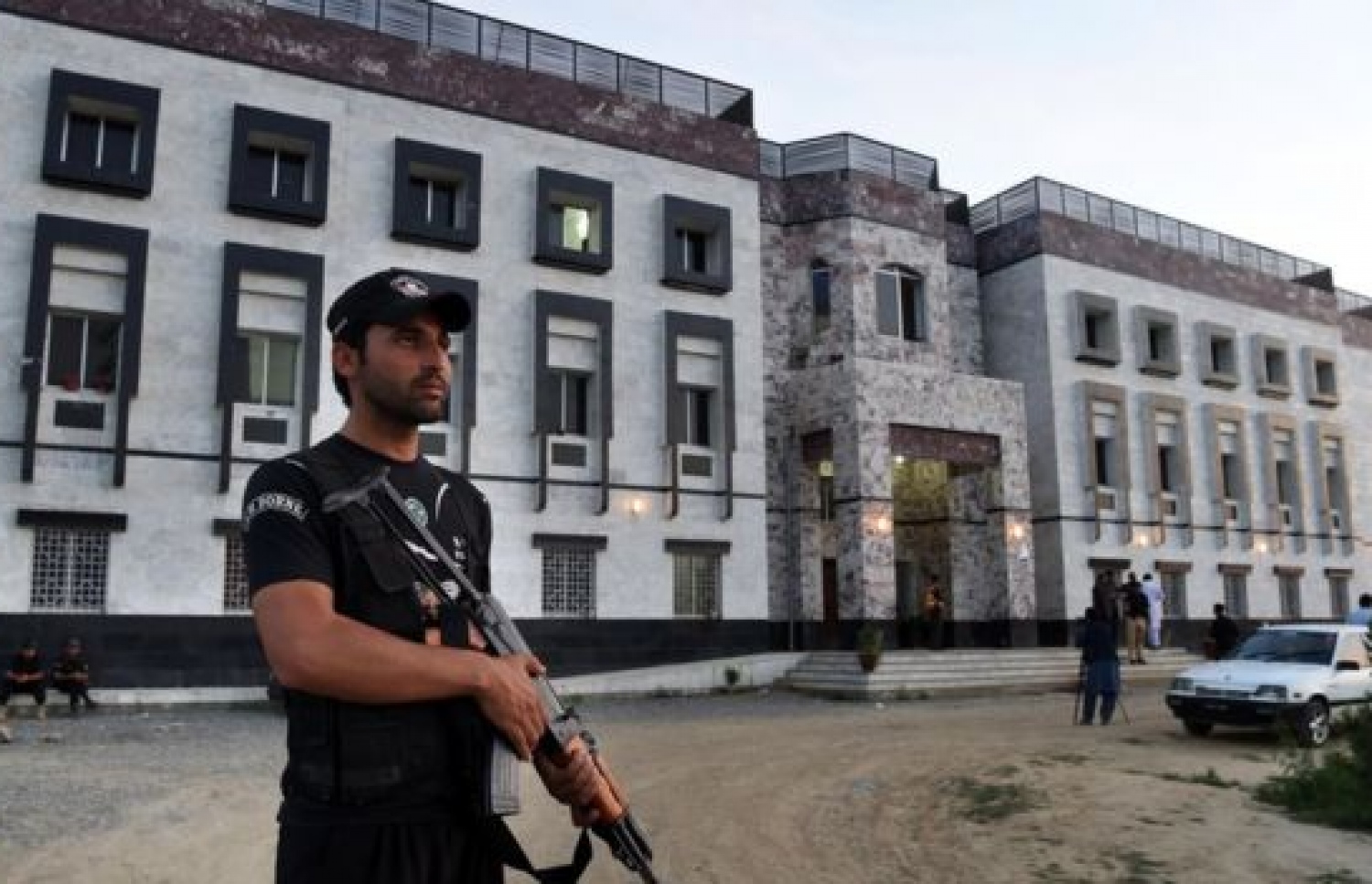 ޔުނިވާސިޓީގެ ޑޯމިޓަރީ ފުލުހުން ދަނީ ބަލަހައްޓަމުން. --ފޮޓޯ:އޭއެފްޕީ