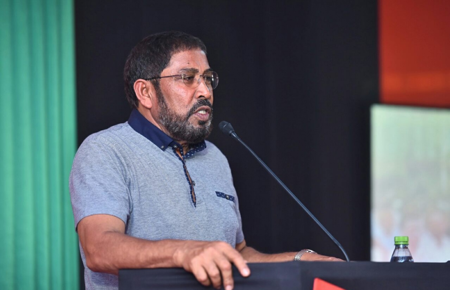 ގާސިމް: މިހާރު އުޅުއްވަން ޖެހިވަޑައިގެންފައި ވަނީ ގައުމުން ބޭރުގައި.